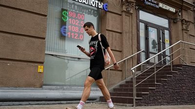 بعد أسبوع متقلب .. الروبل يتراجع دون 94 مقابل الدولار
