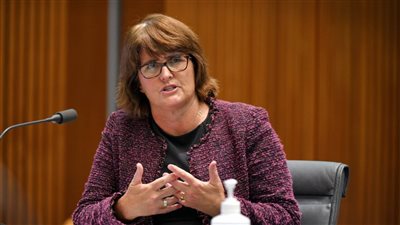 محافظ بنك الاحتياطي الأسترالي: من السابق لأوانه التفكير في خفض أسعار الفائدة