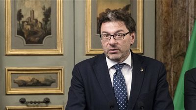 وزير المالية الإيطالي يدافع عن ضريبة البنوك الجديدة ويؤكد نموًا بنسبة 1%