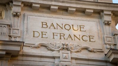 البنك المركزي الفرنسي يخفض توقعات النمو لعام 2025 إلى 0.9%