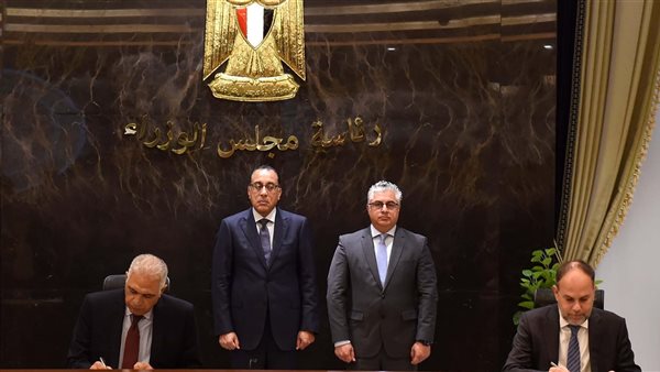 جانب من توقيع العقد