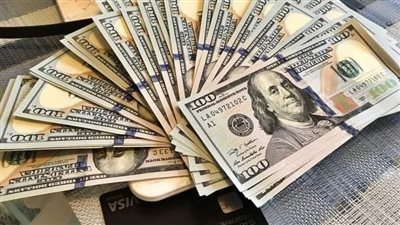 الدولار يرتفع مقابل الين ويتراجع أمام اليورو