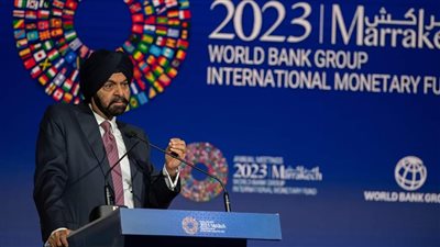 رئيس البنك الدولي يحذر من أن أسعار الفائدة المرتفعة تهدد بعض الدول