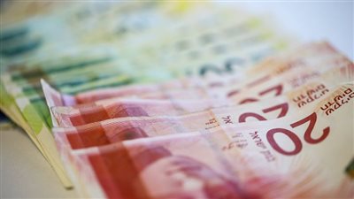 الشيكل الإسرائيلي يتراجع إلى أدنى مستوى أمام الدولار منذ 2015