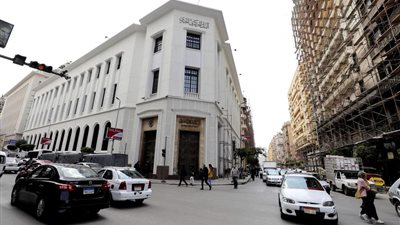 البنك المركزي: رصدنا مؤخرًا مضاربات بالبطاقات الائتمانية وإجراء سحوبات نقدية من الخارج دون السفر فعليًا
