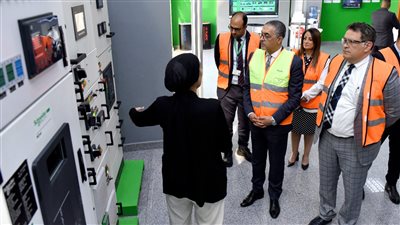 رئيس الهيئة العامة للاستثمار يتفقد توسعات مصنع شنايدر إلكتريك بمدينة بدر
