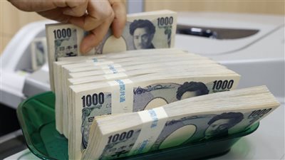 الين الياباني يقترب من أدنى مستوى في 5 أشهر مقابل الدولار