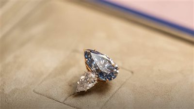 مقابل 44 مليون دولار.. بيع ماسة زرقاء باغلي سعر في 2023