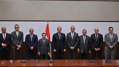 رئيس الوزراء يشهد توقيع 3 اتفاقات إطارية مُلزمة لبدء تجميع السيارات محليًا