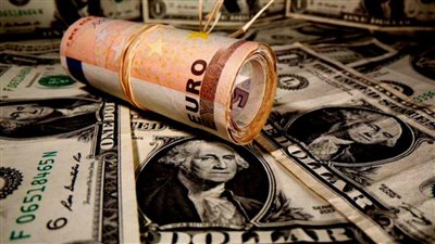 اليورو يتكبد خسائر أمام الدولار