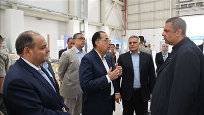رئيس الوزراء يتفقد مصنع شركة 