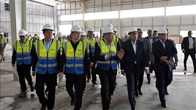 رئيس الوزراء يتفقد 