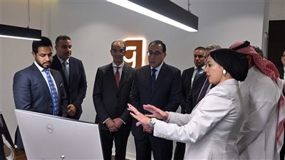 رئيس الوزراء يتفقد 