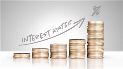 مصرفيون: تباطؤ النمو وانخفاض التضخم يقنع صناعة السياسة النقدية بالتخلي عن التشديد