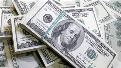 الدولار يتراجع بسبب الرهانات على وصول أسعار الفائدة الأمريكية إلى ذروتها