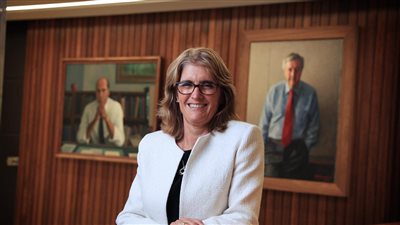 محافظ بنك الاحتياطي الأسترالي: التضخم المحلي يتطلب استجابة سياسية كبيرة