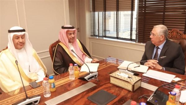 وزير الزراعة مع مستثمرين