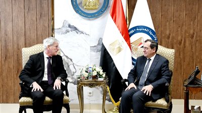 وزير البترول يعرض الفرص الاستثمارية على وفدين من دانة غاز وبتروناس الماليزية