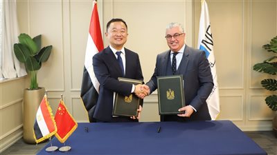 باستثمارات 2 مليار دولار.. اقتصادية قناة السويس توقع عقود إنشاء مصنع للكيماويات المتخصصة