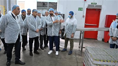 رئيس الوزراء يتفقد مصنع 