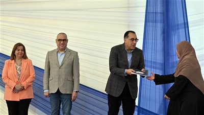 رئيس الوزراء يسلم عددا من العقود لمستحقي وحدات محدودي الدخل بسكن لكل المصريين بالسادات