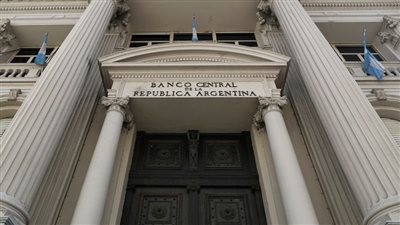 البنك المركزي الأرجنتيني يخفض أسعار الفائدة إلى 50%