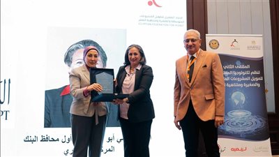 البنك المركزي المصري يتسلم درع التميز لدعم الصناعة وخطة الدولة للتحول للاقتصاد الأخضر