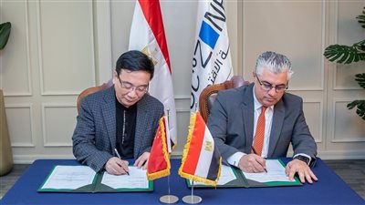 اقتصادية قناة السويس توقع عقد مشروع هينيواى الصينية بمنطقة القنطرة باستثمارات 50 مليون دولار