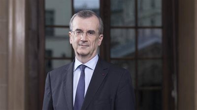 محافظ البنك المركزي الفرنسي يؤكد الالتزام بإعادة التضخم إلى 2% بحلول نهاية 2025