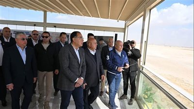 رئيس الوزراء يتفقد عدد من المشروعات بالمنطقة الاقتصادية لقناة السويس
