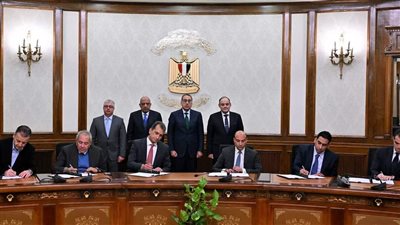 باستثمارات 195 مليون دولار و1.2 مليار جنيه.. توقيع 5 اتفاقيات بين “اقتصادية القناة” وعدد من الشركات