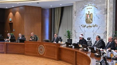 رئيس الوزراء: بدء اتخاذ الإجراءات التنفيذية لقرارات الرئيس بشأن الحزمة الاجتماعية العاجلة