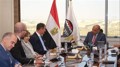 وزير قطاع الأعمال العام يبحث موقف التوريد والتشغيل للماكينات الحديثة بمصانع الغزل والنسيج الجديدة