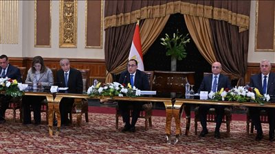 رئيس الوزراء: ضخ كميات كبيرة من السلع بالأسواق والتوسع في معارض 
