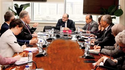 وزير التجارة يستعرض مع مدير وفد المفوضية الأوروبية مستجدات آلية تعديل الحدود الكربونية CBAM