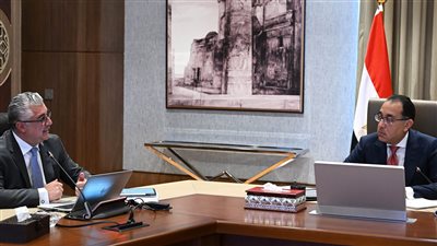رئيس الوزراء يُتابع مع رئيس الهيئة الاقتصادية لقناة السويس ملفات العمل
