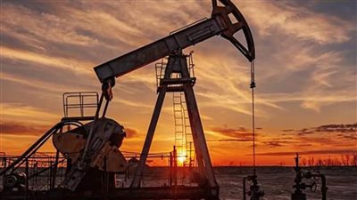 النفط الأمريكي ينخفض 2.5% عند التسوية مع مخاوف من زيادة الإنتاج