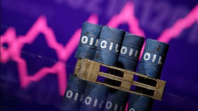 تراجع أسعار النفط وسط مؤشرات على زيادة المعروض رغم التفاؤل بالنمو العالمي
