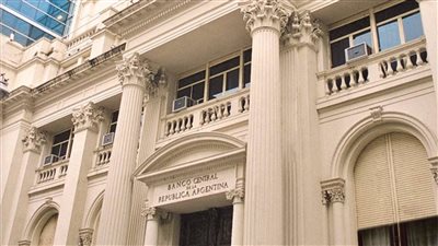 البنك المركزي الأرجنتيني يخفض سعر الفائدة إلى 70% وسط تراجع التضخم