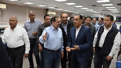 رئيس الوزراء يتفقد مصنع 