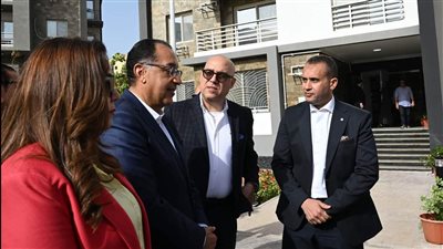 رئيس الوزراء يتفقد مشروع إسكان 