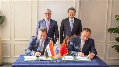 باستثمارات 297 مليون دولار.. اقتصادية قناة السويس توقع عقد مشروع لمنتجات الحديد بالسخنة