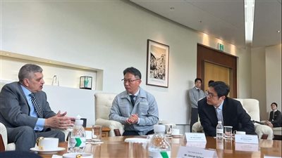 رئيس قناة السويس يبحث التعاون في بناء السفن والوحدات البحرية مع ترسانة هيونداي