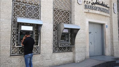 رغم الأزمة المالية.. فلسطين تدفع غدا 50% من رواتب الموظفين عن يوليو