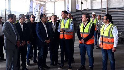 رئيس الوزراء يتفقد مشروع إنشاء مصنع 