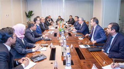 وفد إندونيسى يؤكد اهتمامه بضخ استثمارات بمجال السيارات الكهربائية والوقود الاخضر باقتصادية القناة