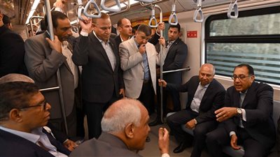 مدبولي يستقل المترو بين محطتي 