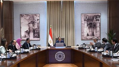 مدبولي يستعرض مع مسئولي مجموعة 