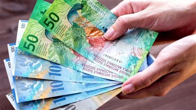 الفرنك السويسري يقترب من ذروة 10 سنوات وسط مخاوف سياسية وتجارية