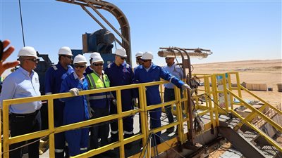 وزير البترول يتفقد أعمال حفار بترولي بحقول خالدة بالصحراء الغربية
